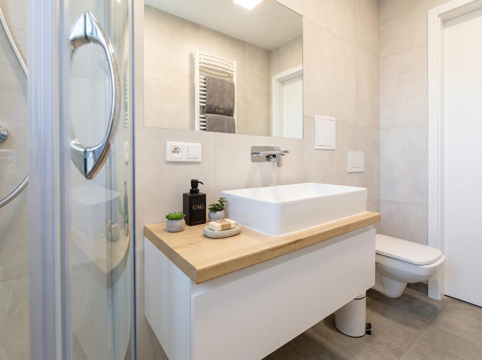 Shower, Toilet, Bathroom, towels