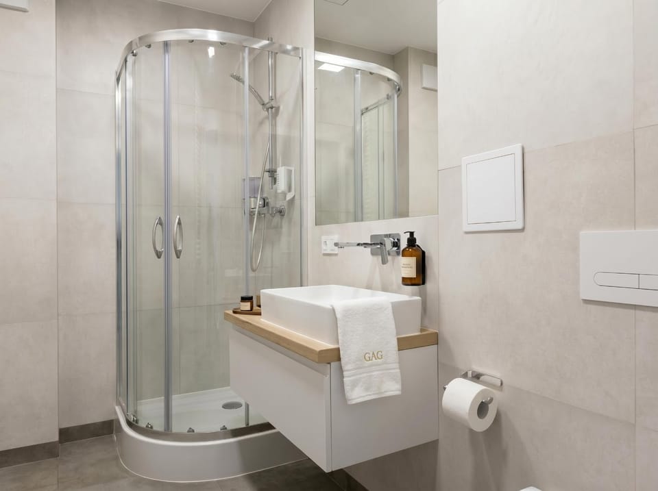 Shower, Toilet, Bathroom, towels