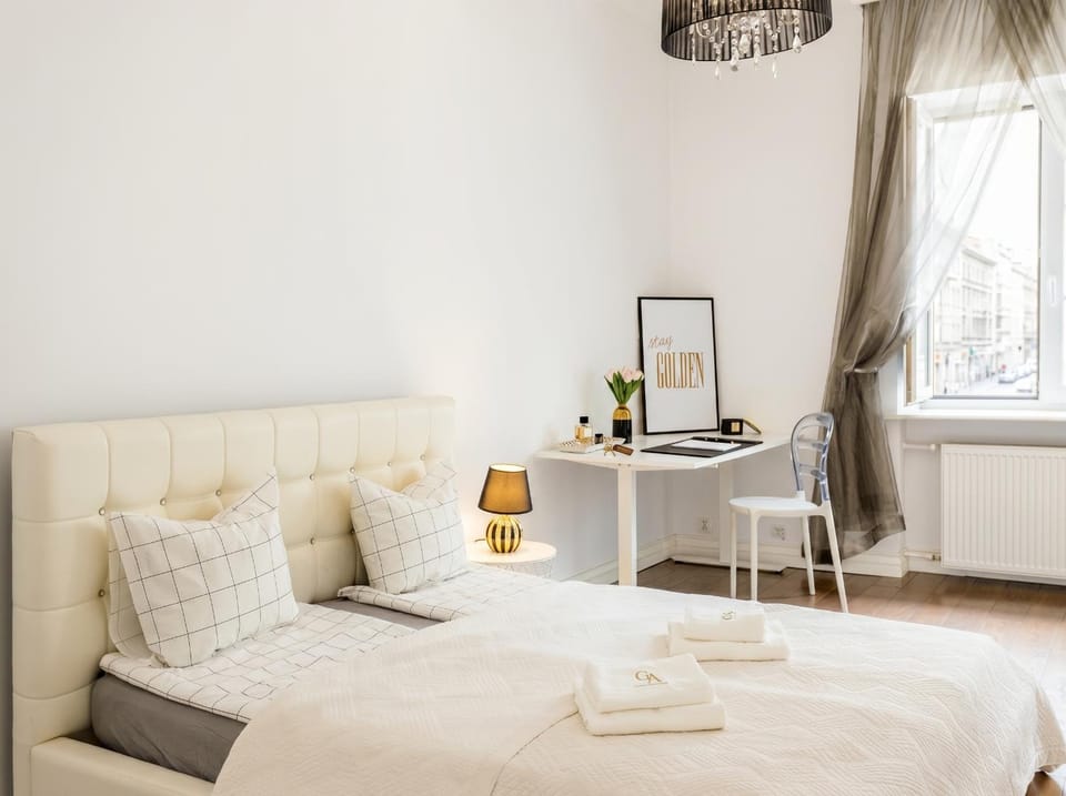 Bed, Living room, Photo of the whole room, Seating area, Bedroom, towels