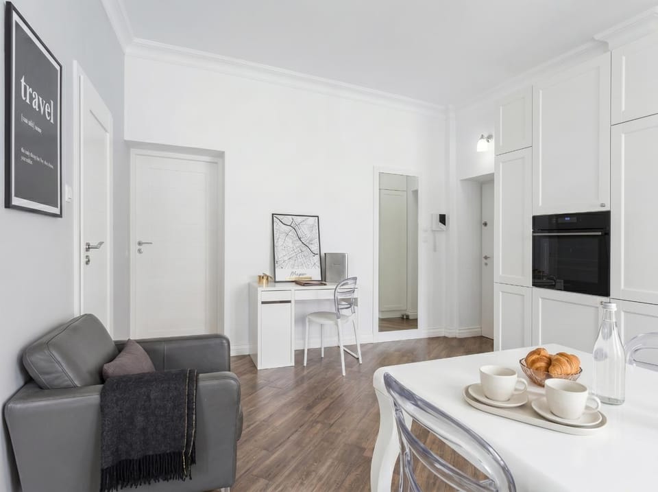 TV and multimedia, Kitchen or kitchenette, Living room, Food and drinks, Seating area, Dining area, Food, minibar