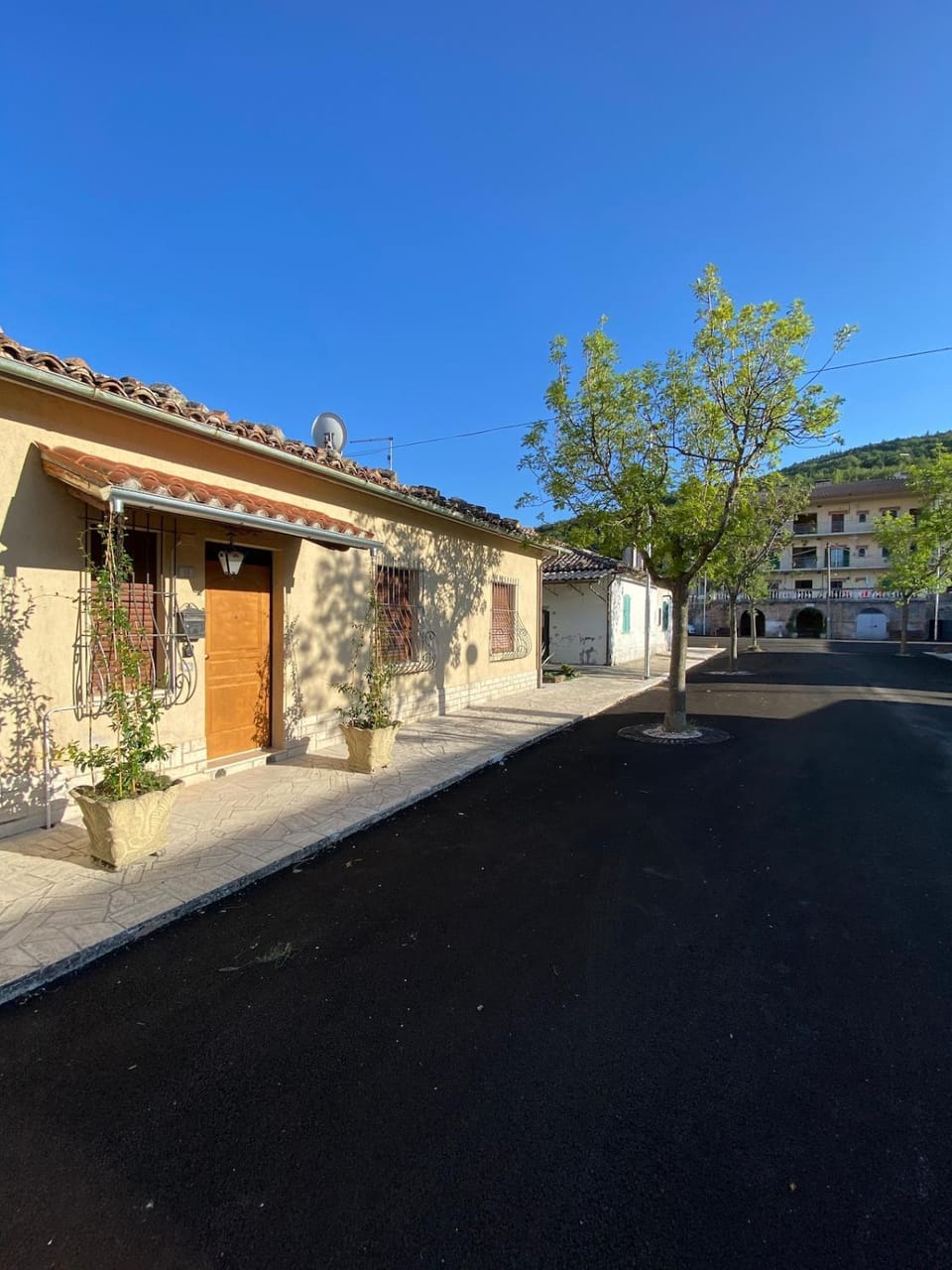 Property building, Day, Neighbourhood, Street view, Parking