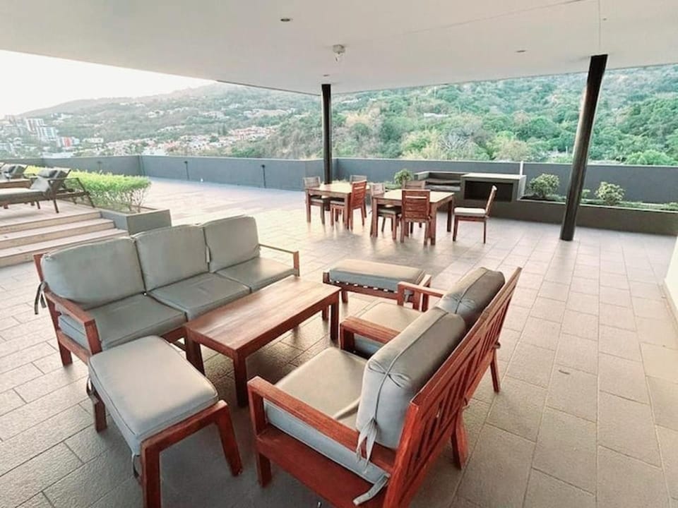Property building, Balcony/Terrace, Dining area, Mountain view