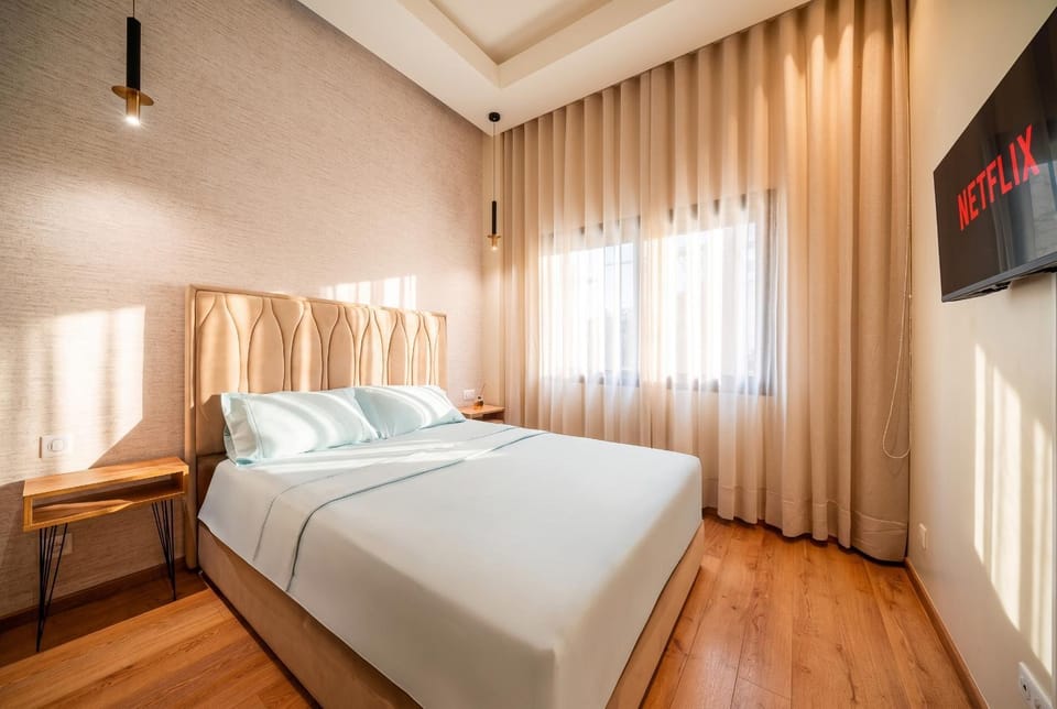 Bed, TV and multimedia, Photo of the whole room, Bedroom