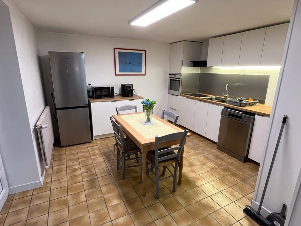 Kitchen or kitchenette, Kitchen or kitchenette, Dining area, dishwasher, oven, stove, toaster