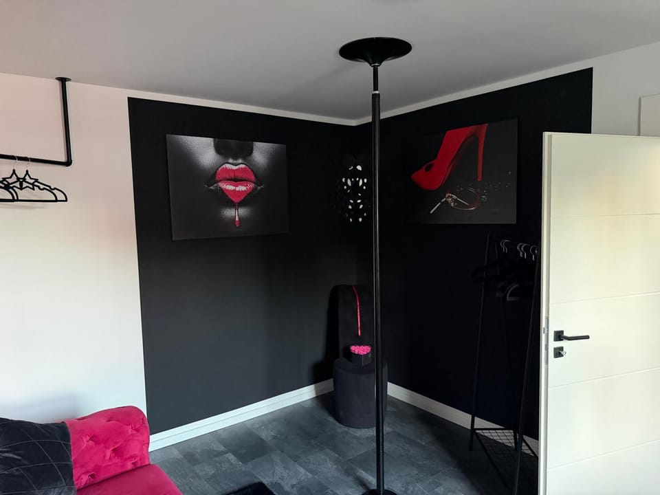 Forbidden Fruit - Luxus, Pole & Palmen Apartment in Krefeld