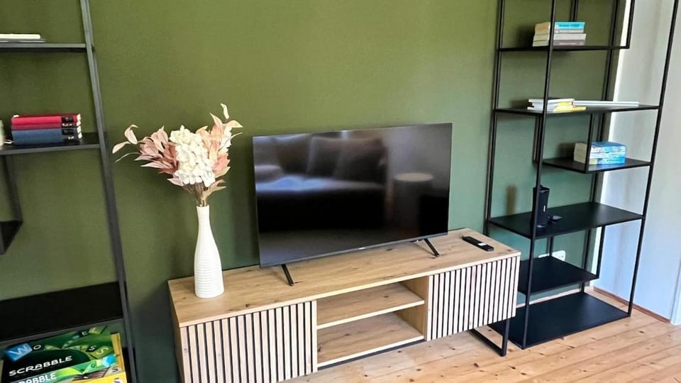 TV and multimedia, Living room, Evening entertainment