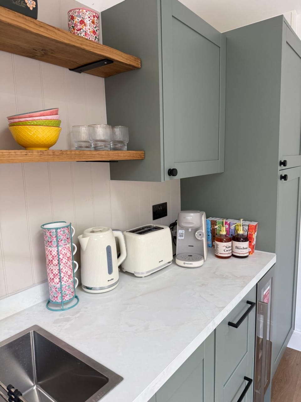 Gatwick located modern guesthouse with parking Apartment in Horley