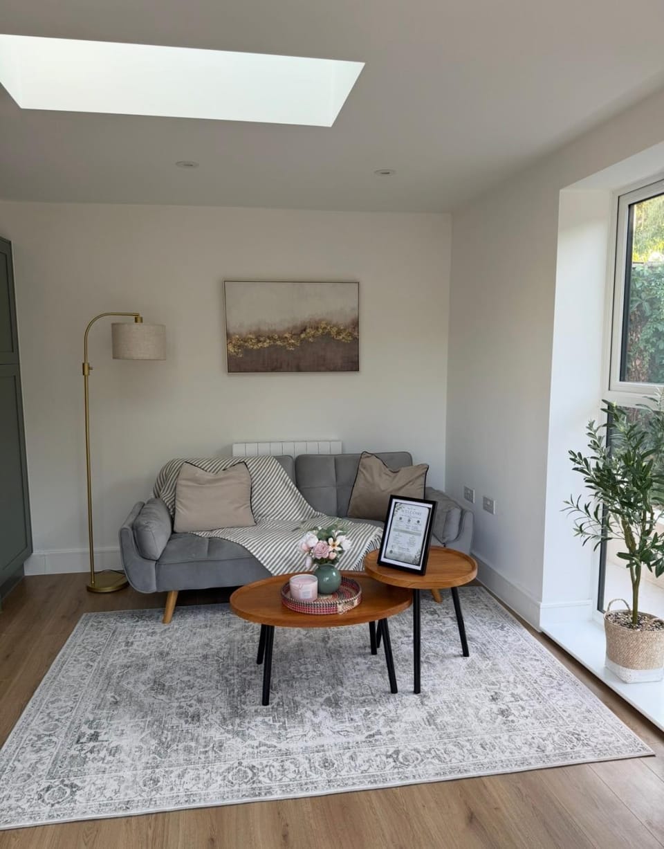 Gatwick located modern guesthouse with parking Apartment in Horley
