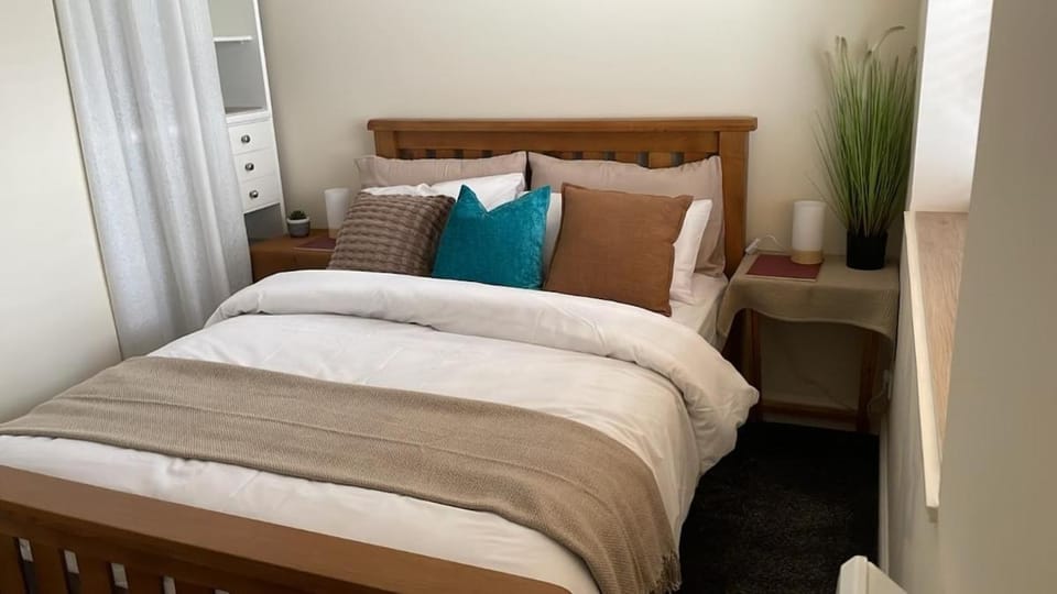 Town Centre Apartment with Private Parking & Garden Apartment in Southport