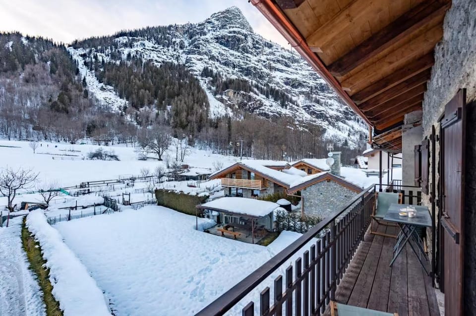 Casa Giardini in Dolonne - by Happy Rentals Villa in Courmayeur