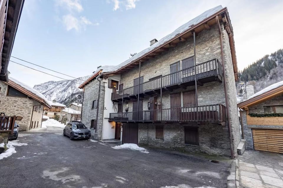 Casa Giardini in Dolonne - by Happy Rentals Villa in Courmayeur