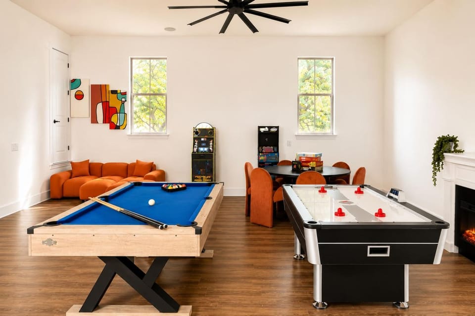 Private Pool Pickleball and Game Room Sleeps 20 House in Lake Austin