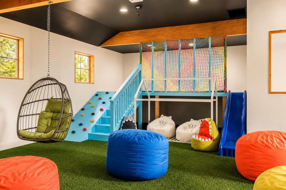 Private Pool Pickleball and Game Room Sleeps 20 House in Lake Austin