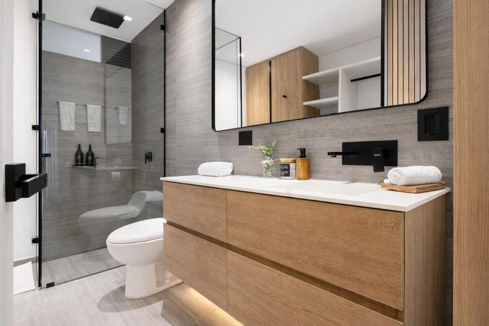 Shower, Toilet, Bathroom, towels