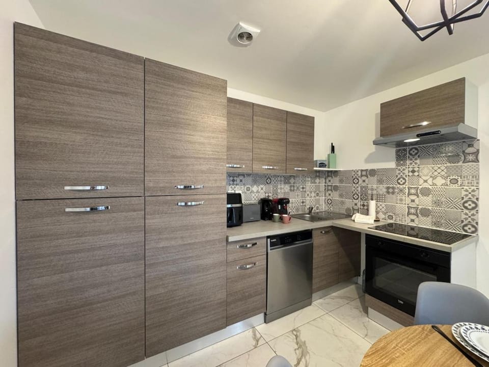 Kitchen or kitchenette, Dining area, dishwasher, oven, stove, toaster