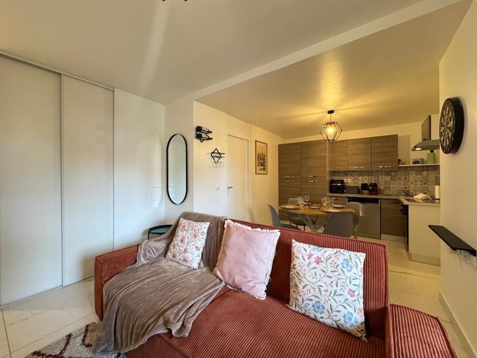 Kitchen or kitchenette, Living room, Seating area, Dining area, stove