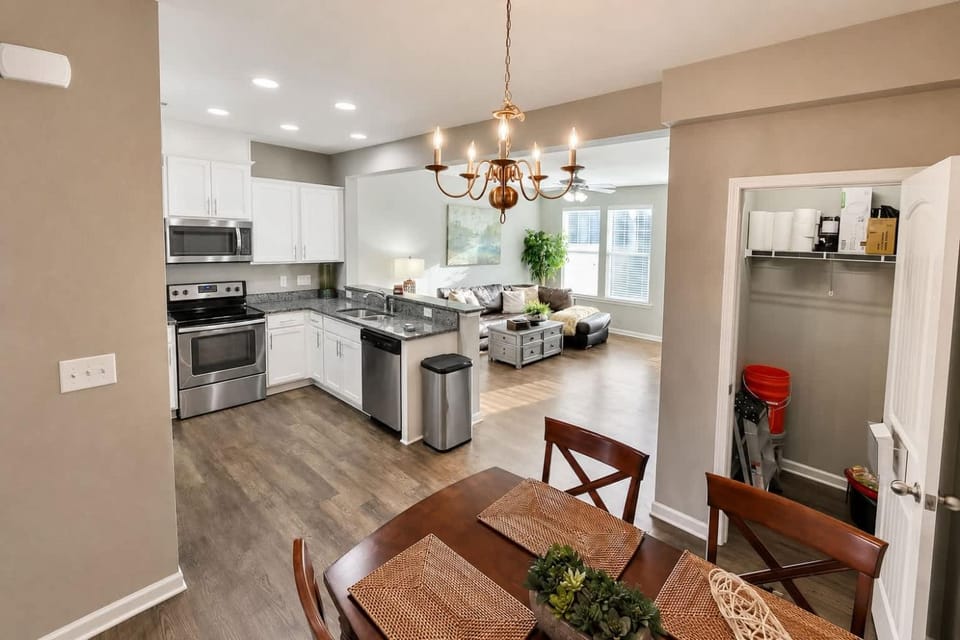 Kitchen or kitchenette, Dining area