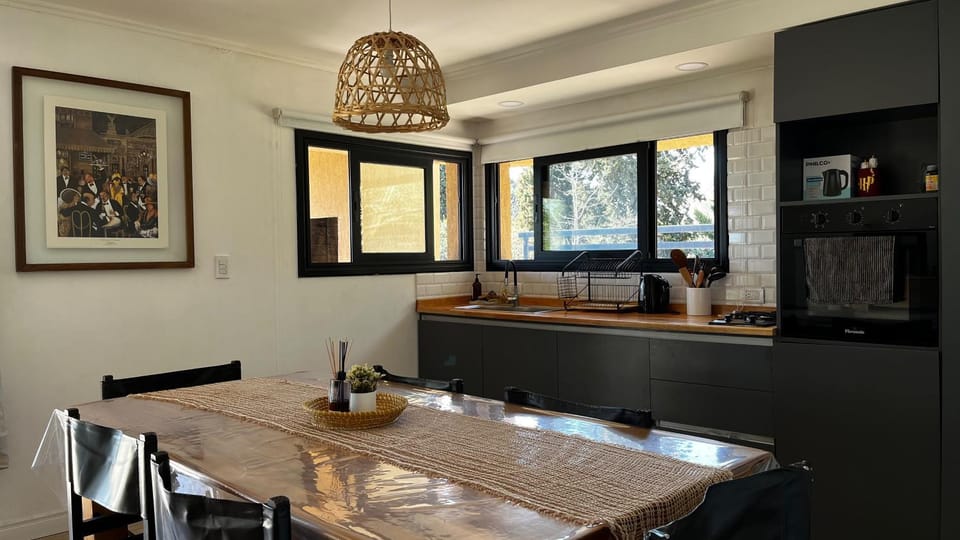 Kitchen or kitchenette, Dining area, minibar, pet friendly