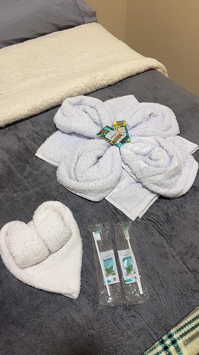 Bed, Bedroom, towels