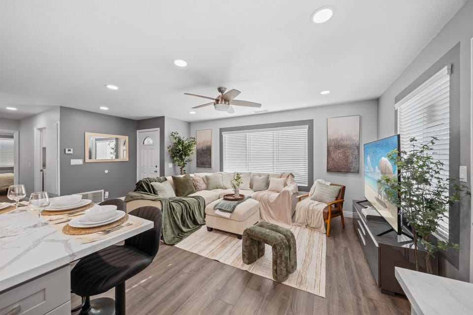 Entire Private Home with King Bed, Gated Yard, Parking, Ranch, 4 Bedrooms 3 Bathrooms, Available Now House in Mira Mesa