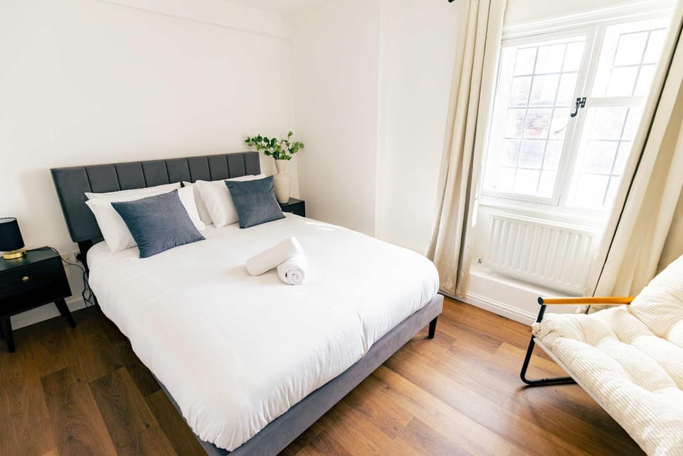Bed, Living room, Photo of the whole room, Bedroom, towels