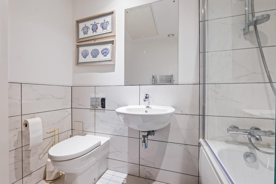 Shower, Toilet, Bathroom, Bath, towels