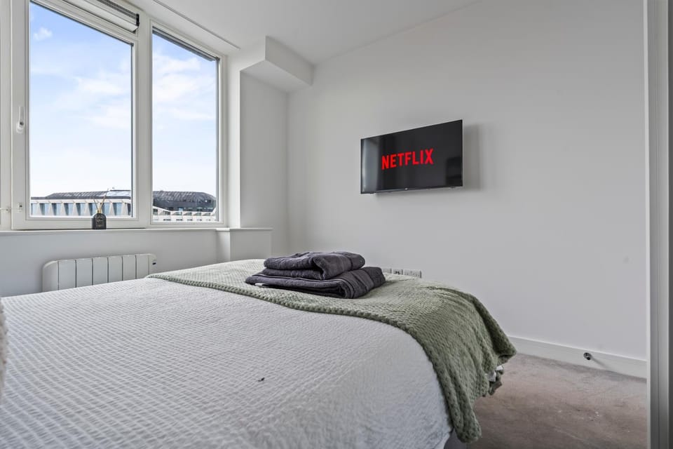 Bed, TV and multimedia, Photo of the whole room, Bedroom, towels