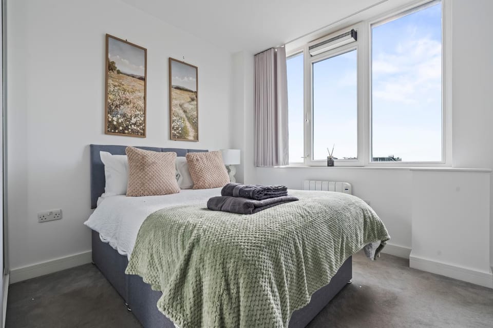 Bed, Photo of the whole room, Bedroom, towels