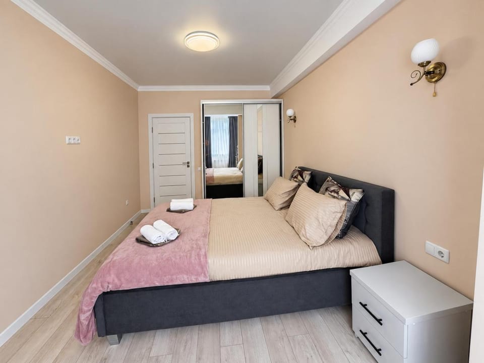 Bed, Photo of the whole room, Seating area, Bedroom, towels, wardrobe
