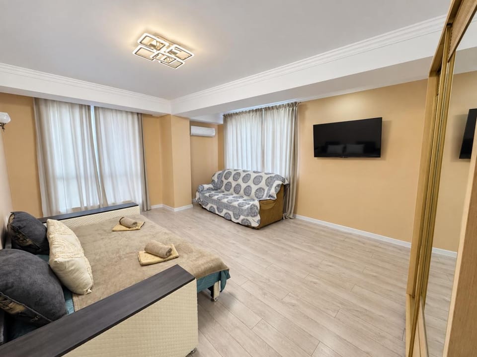 TV and multimedia, Living room, Photo of the whole room, Seating area, Evening entertainment, Bedroom