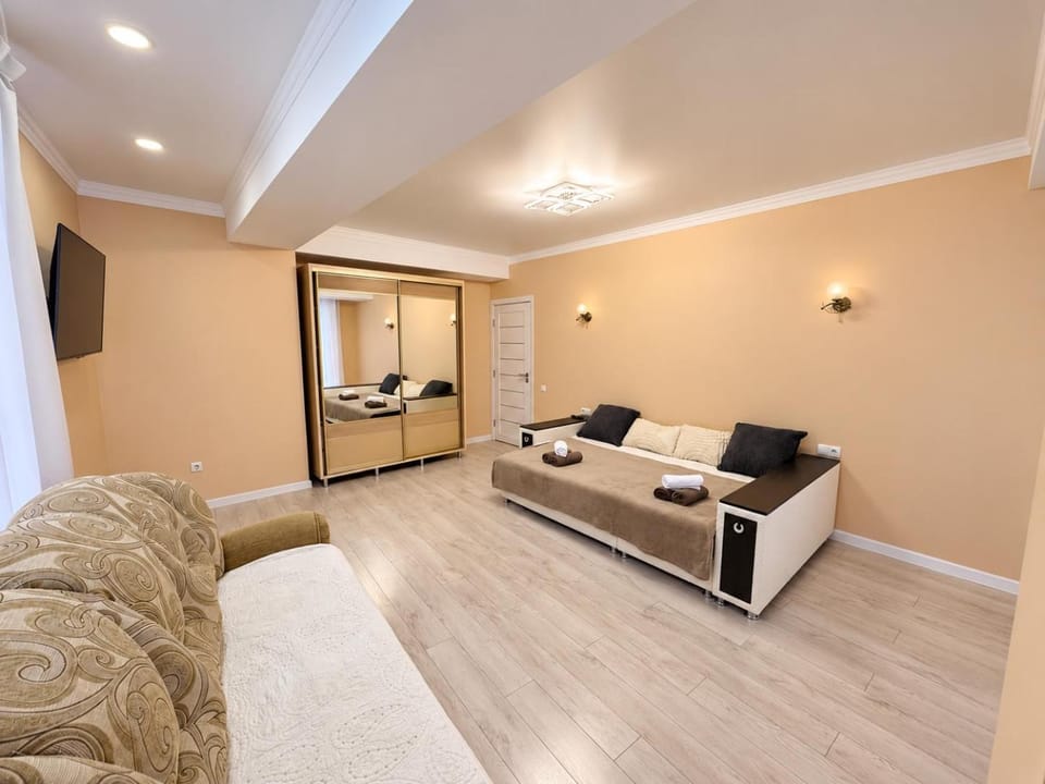 Bed, TV and multimedia, Living room, Photo of the whole room, Seating area, Bedroom
