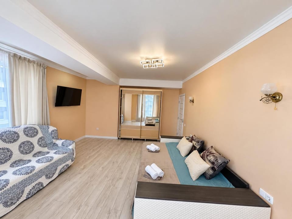 Bed, TV and multimedia, Living room, Photo of the whole room, Seating area, Evening entertainment, Bedroom