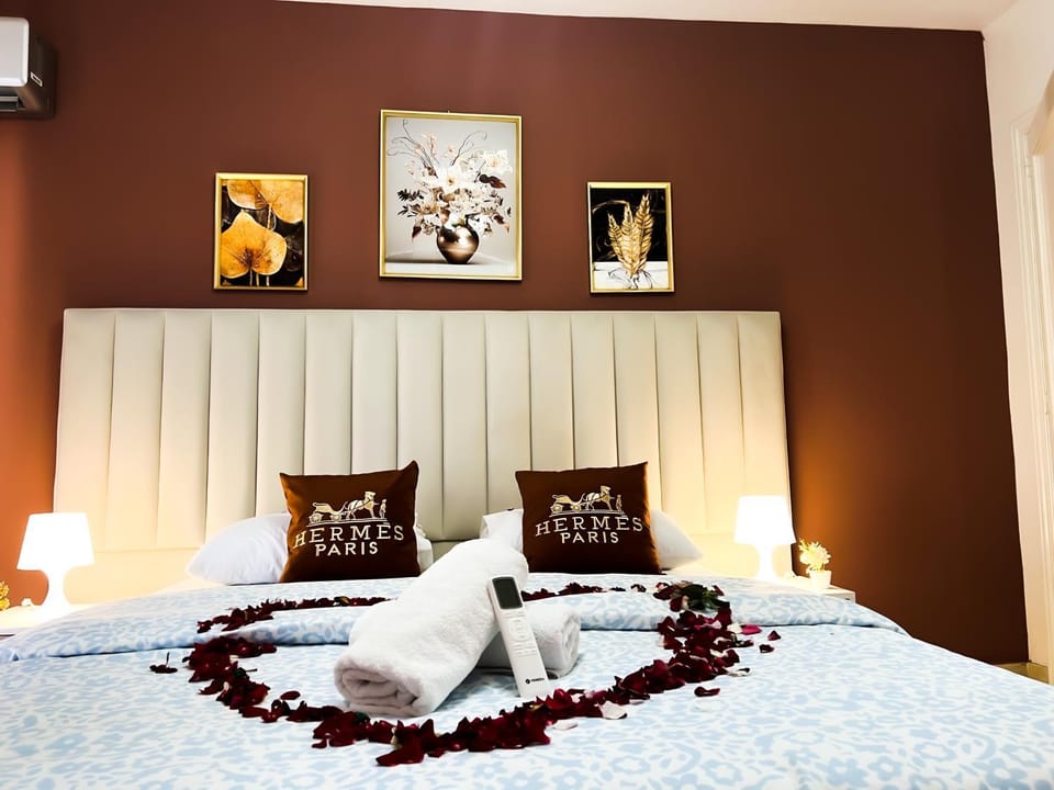 Bed, Photo of the whole room, Decorative detail, Bedroom