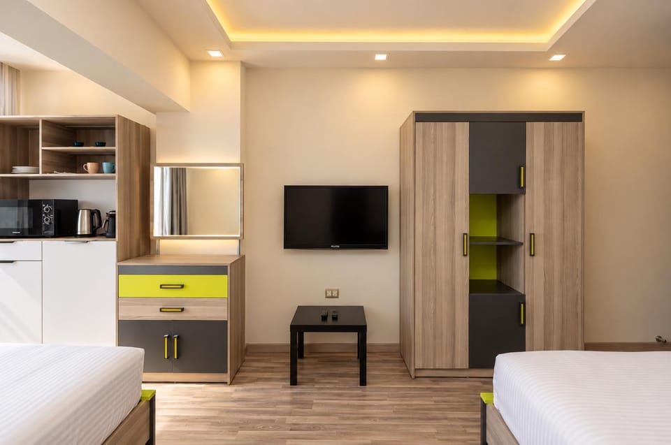 Bed, TV and multimedia, Photo of the whole room, Bedroom