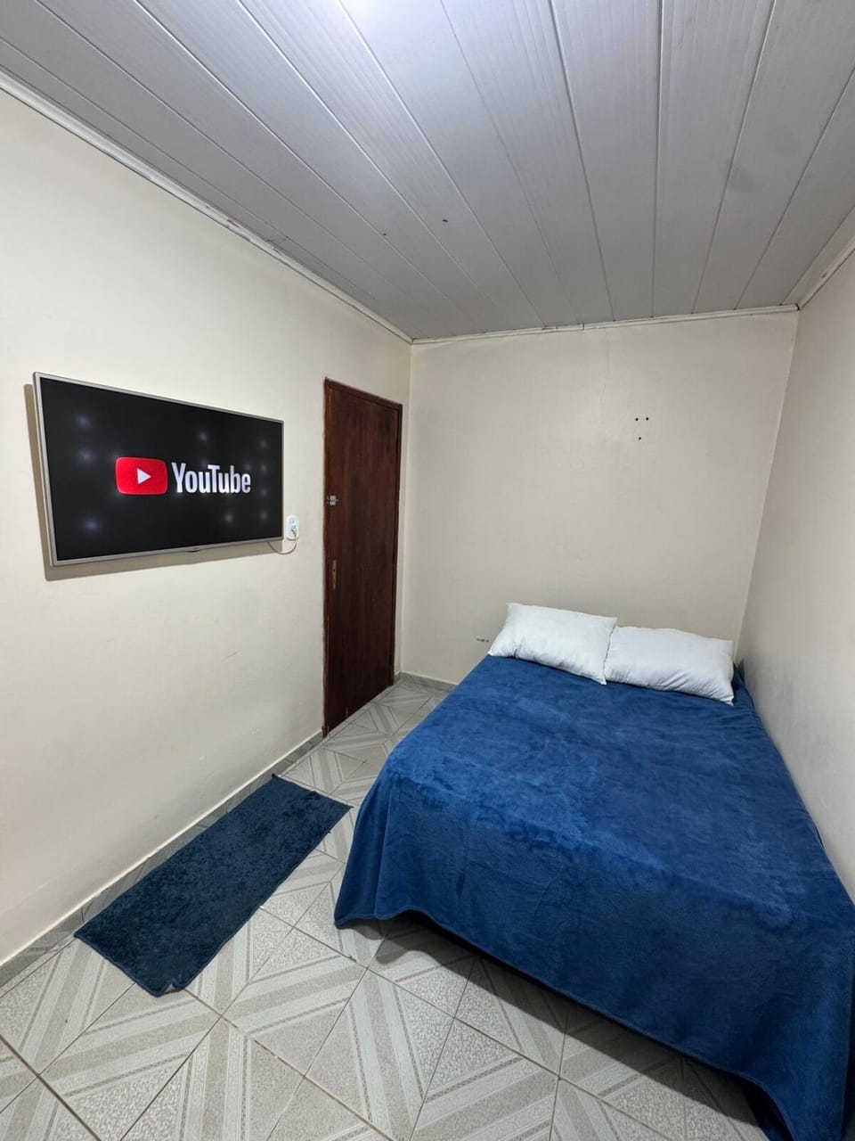 Bed, TV and multimedia, Photo of the whole room