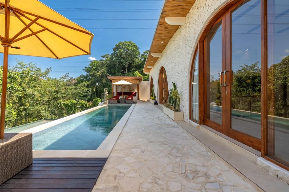 Property building, Patio, Day, Pool view, Swimming pool, sunbed