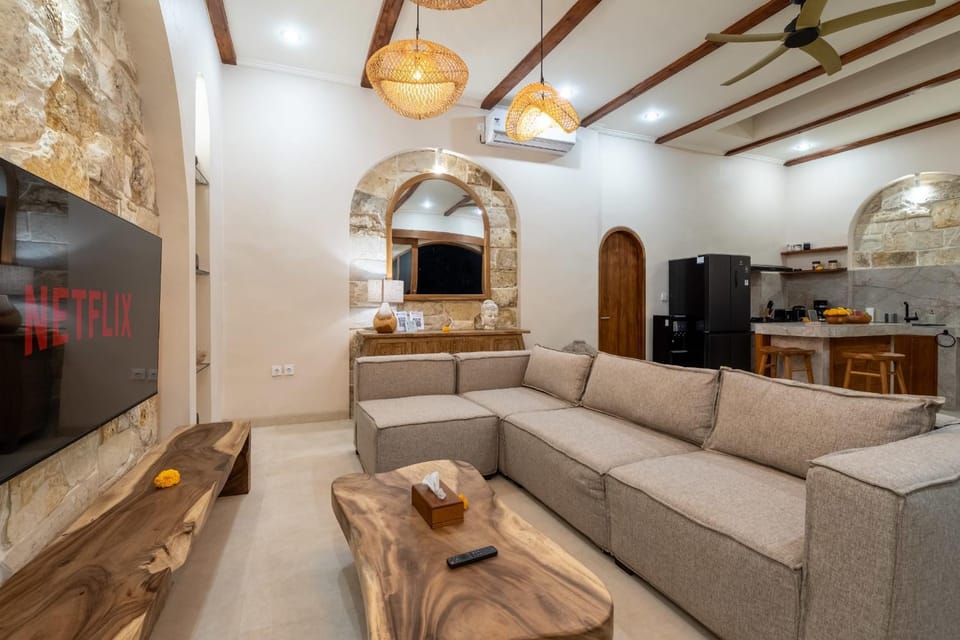 TV and multimedia, Kitchen or kitchenette, Living room, Seating area