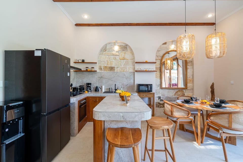 Kitchen or kitchenette, Dining area, Pool view, stove