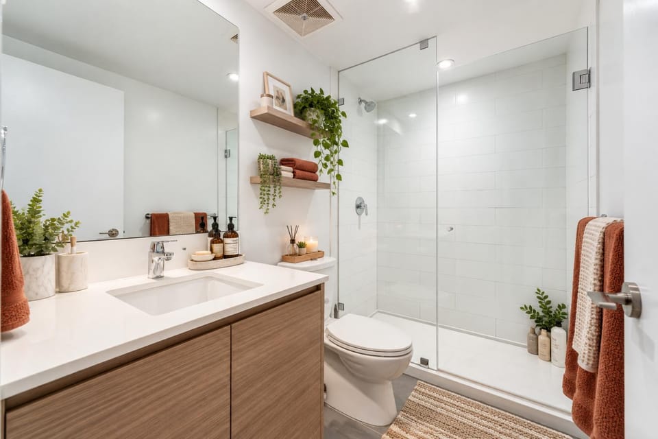 Bright 2 Bedroom in Central Downtown Vancouver Apartment in Vancouver