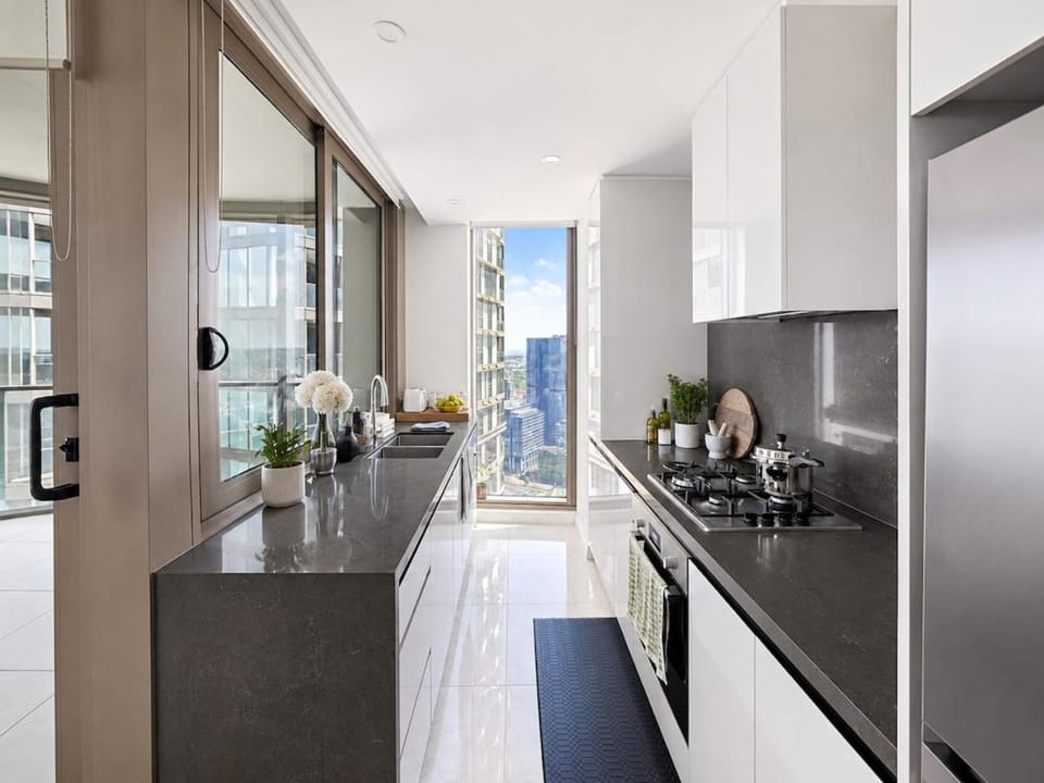Sky-High City Views - Pools, Gym, Spa & King Bed Apartment in Parramatta