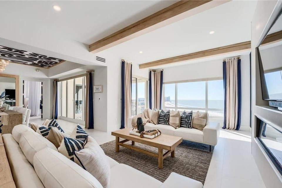 Apartment Living Spacios with View Apartment in Marco Island