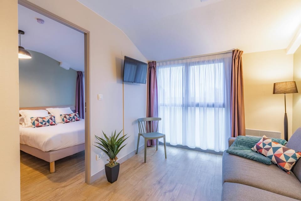 Bed, Living room, Bedroom