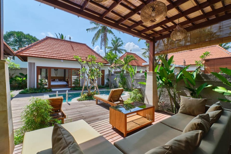 Property building, Swimming pool, sunbed