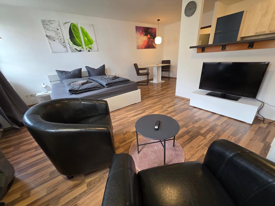 Communal lounge/ TV room, Bed, TV and multimedia, Living room, Photo of the whole room, Seating area, Evening entertainment, Bedroom