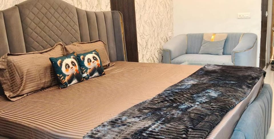Pianvi Stays Cozy Studio Near Gaur City Mall Apartment in Noida