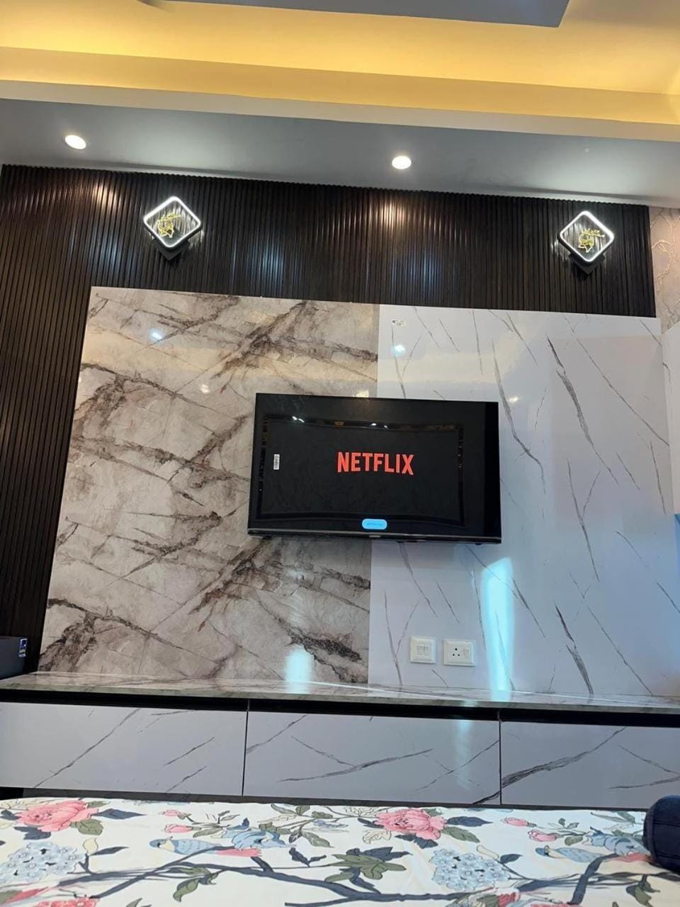 Pianvi Stays Cozy Studio Near Gaur City Mall Apartment in Noida