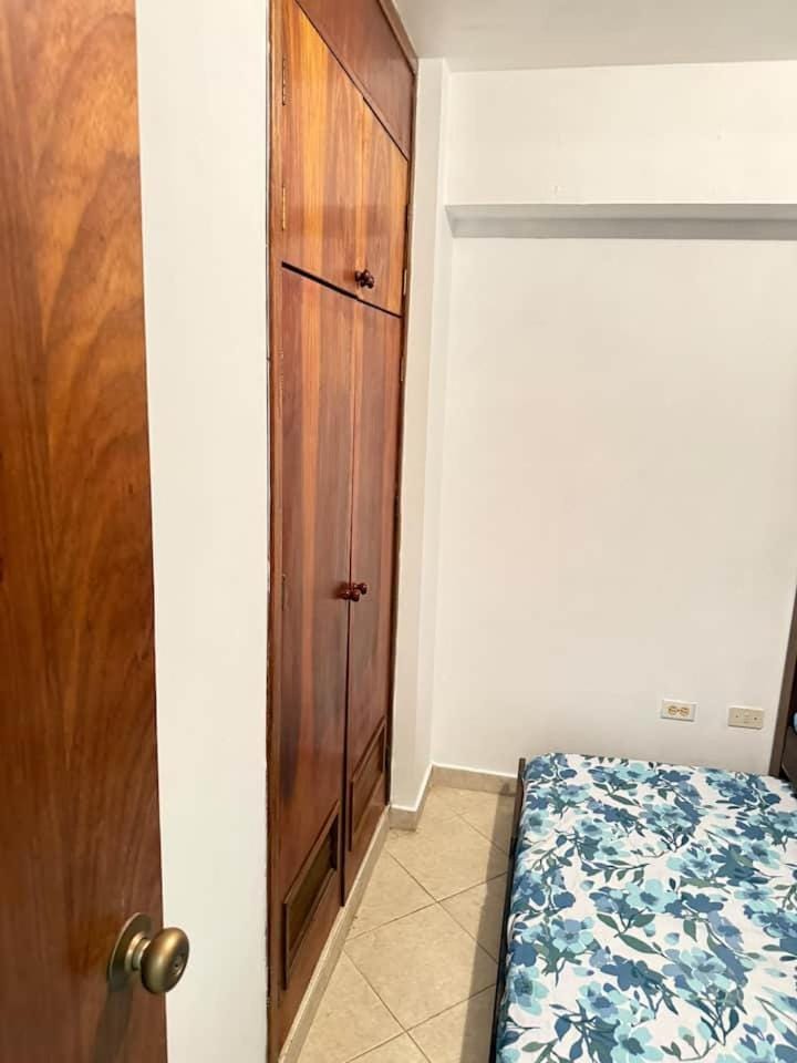 Apartamento en Res Arcoiris, Tucacas, Frente al Mar, Balcon, Piscina y Playa Privada Apartment in Venezuela