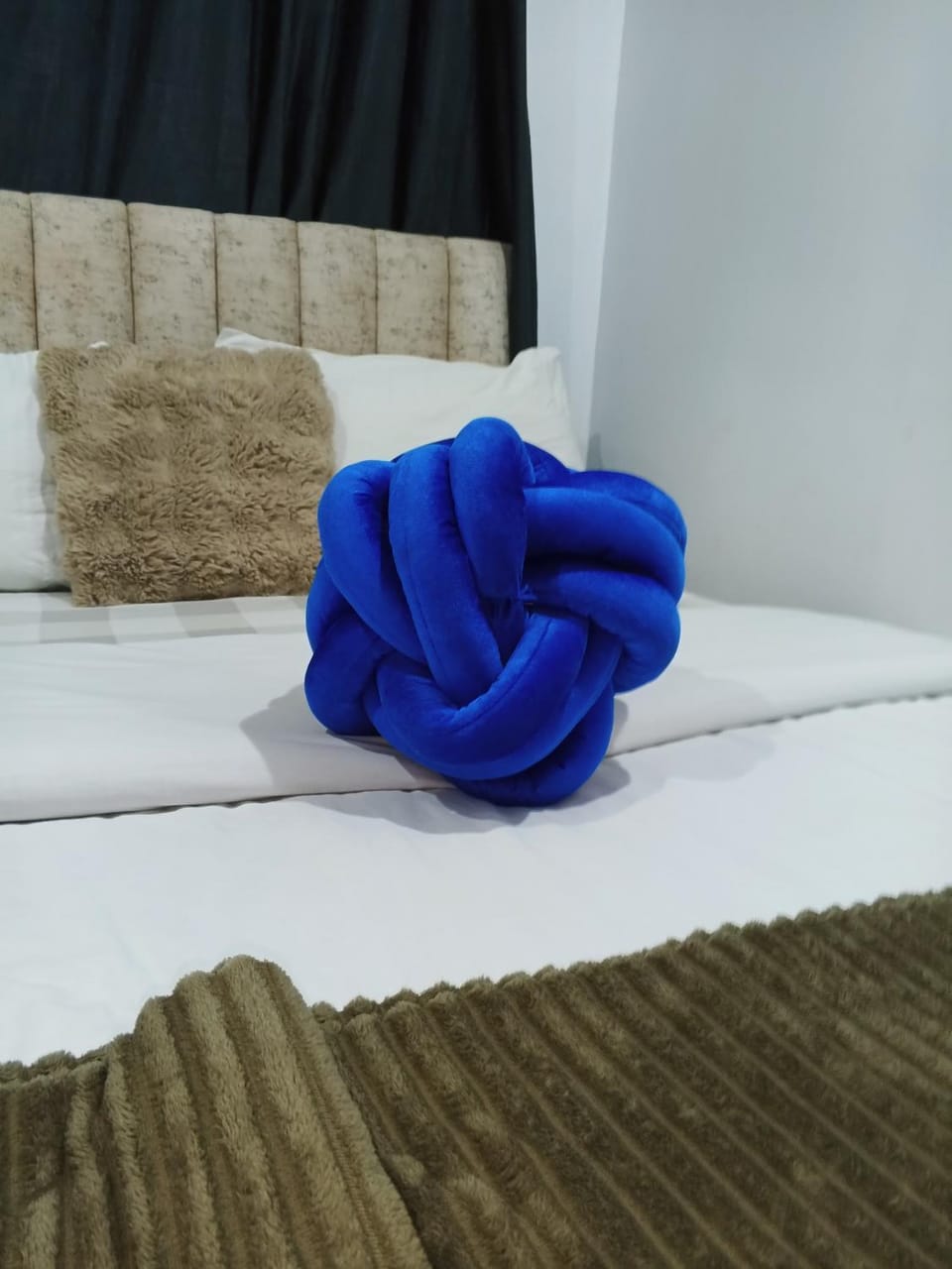Bed, Photo of the whole room, towels
