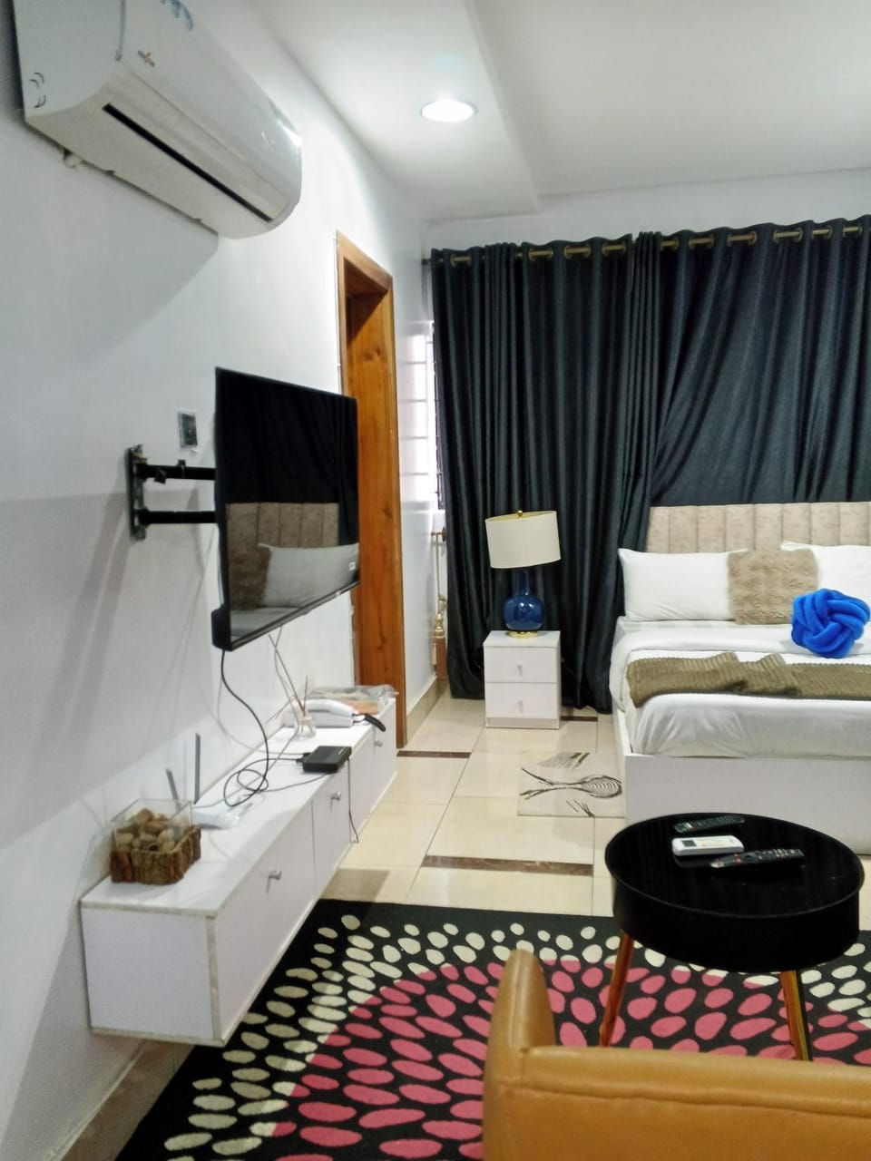 Communal lounge/ TV room, Bed, TV and multimedia, Living room, Photo of the whole room, Bedroom, air conditioner