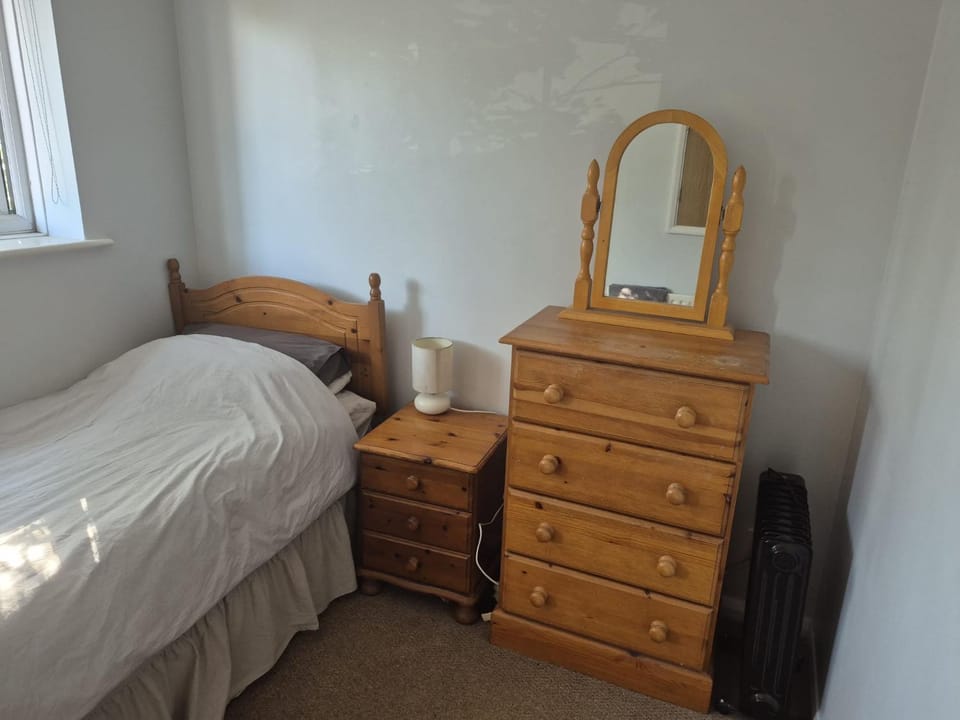 Single room with workspace, orthopaedic bed & storage Vacation rental in Lewes District